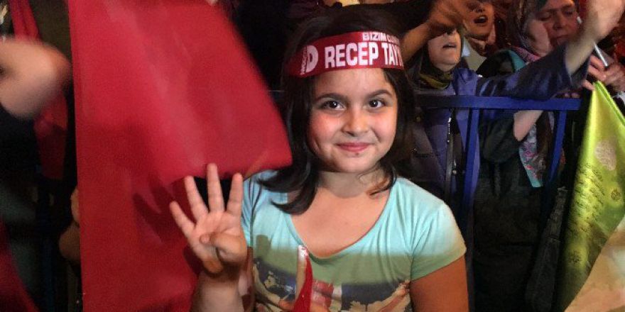 İzmir’de Yaşlısı Genci Demokrasi Nöbetinde