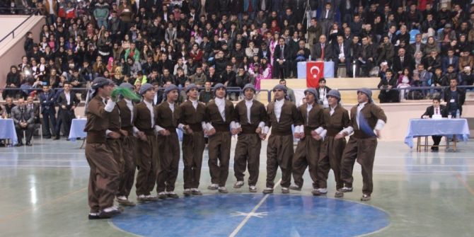 Hakkari’de Halk Oyunları Heyecanı