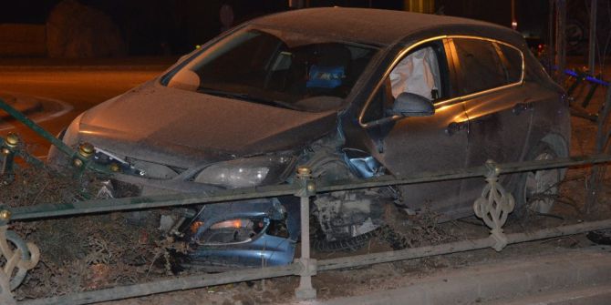 Virajı Alamayan Otomobil Refüje Çıktı