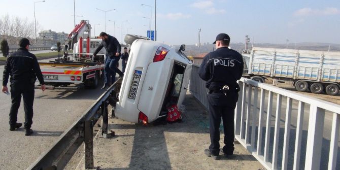 Otomobil Köprüden Düşmekten Kıl Payı Kurtuldu