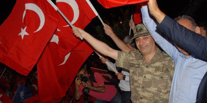 Vali Ve Komutanlar Demokrasi Nöbetine Katıldı