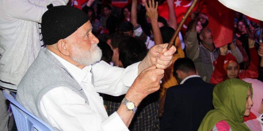 Yozgat’ta Dedeler Demokrasi Nöbetinde