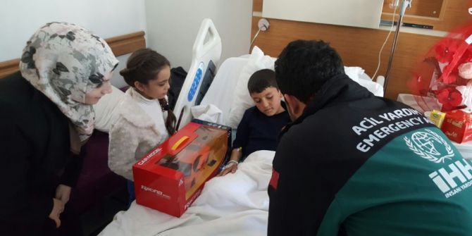 Suriyeli Bana, İki Bacağı Kopan Abdulbasit’i Ziyaret Etti