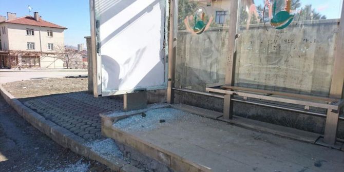 Sungurlu’da Otobüs Durakların Camları Kırıldı