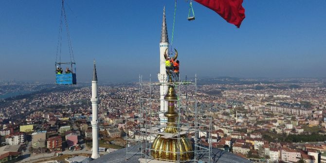 Çamlıca Camii’nin ’Hilal’i Törenle Yerine Konuldu