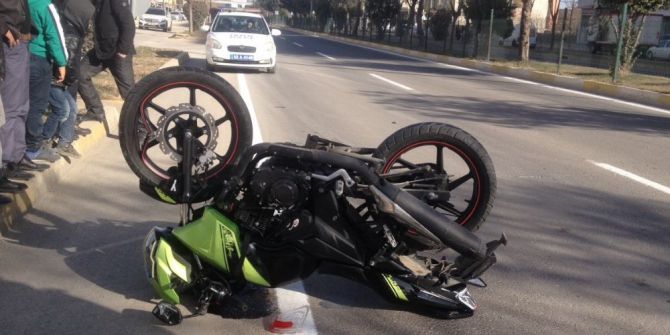 Motosiklet Otomobile Arkadan Çarptı