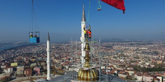 Çamlıca Camii Kubbesine Konulan Hilal Havadan Görüntülendi
