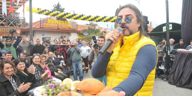 Çelik Konser Ortasında Balık İkramı Yaptı