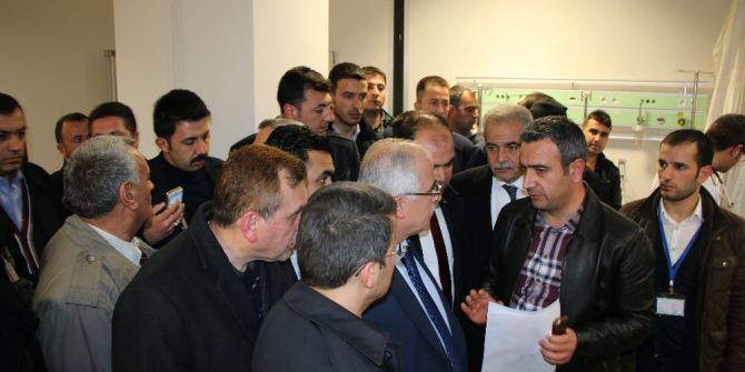 Şanlıurfa Valisi Ve Beraberindekiler, Hastanedeki Yaralıları Ziyaret Etti
