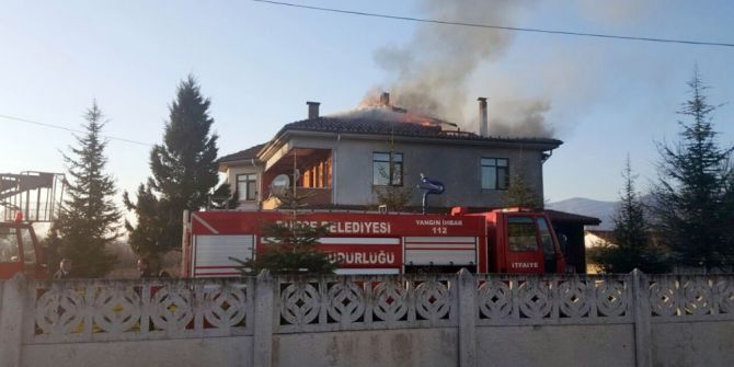 Düzce’de Çatı Yangını Korkuttu