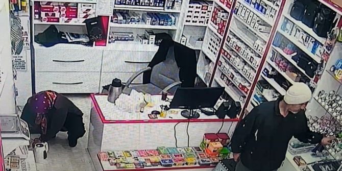 Hırsızlık Yaptığı Dükkanda Oturup Çay İçti