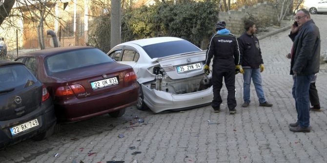 Freni Patlayan Otomobil Park Halindeki Araçları Biçti