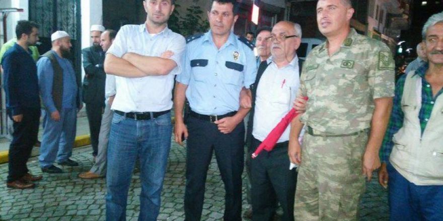 Komutan ‘Şehitler Ölmez’ Türküsünü Söyledi Halk Dinledi