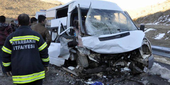 Diyarbakır’da İki Araç Kafaya Çarpıştı: 13 Yaralı