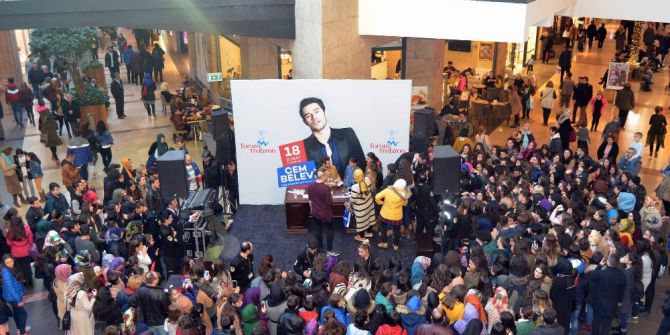 Oyuncu Ve Şarkıcı Cem Belevi Trabzonlu Hayranlarıyla Buluştu