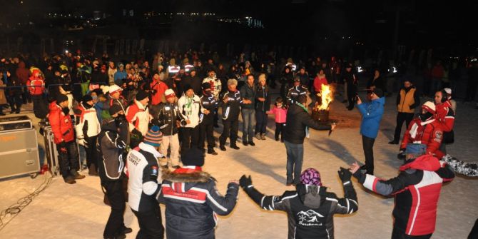 Sarıkamış’ın Soğuğunda Sanatçı Mahmut Tuncer’den Sıcak Konser