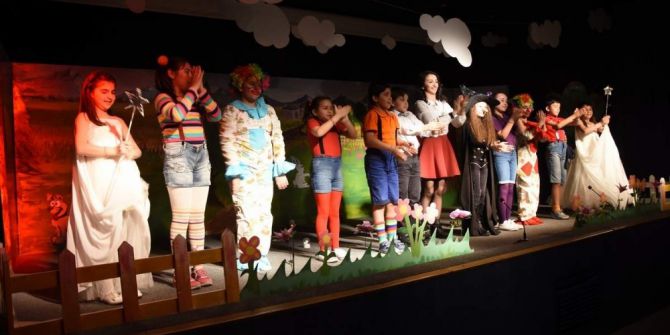 Aliağa’da Çocukların Tiyatro Keyfi