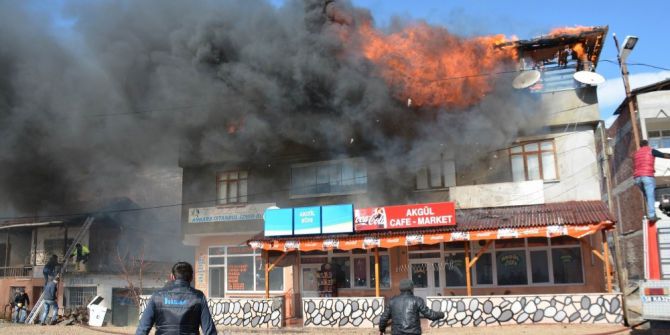 Üç Katlı Binada Çıkan Yangın Korkuttu