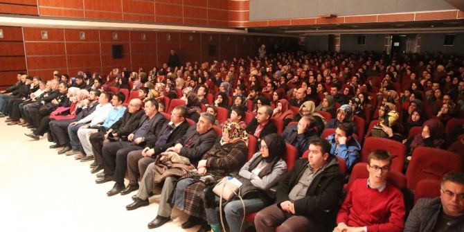 “Karanlıkta Açan Çiçekler" Sahnelendi