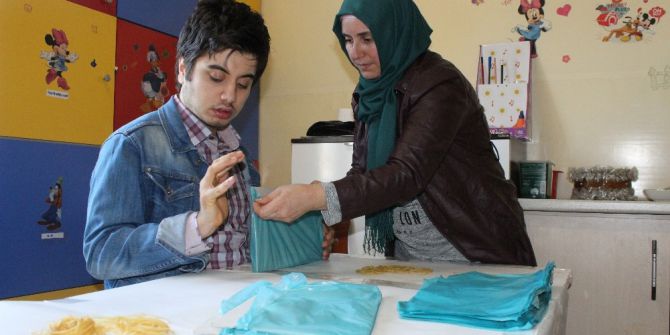 Otizmli Çocuklar Galoş Üretti, Aileleri Sevince Boğuldu