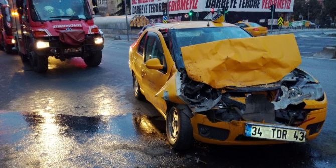 Şişli’de Taksi Tur Otobüsüne Çarptı: 1 Yaralı
