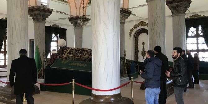 Bursa’daki Sultan Türbelerine Ayakkabı İle Girilmesine Tepki