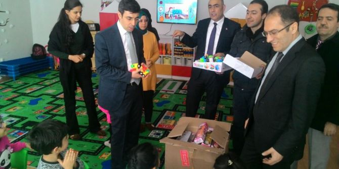 Malazgirt’te Oyuncak Ve Kitap Dağıtımı