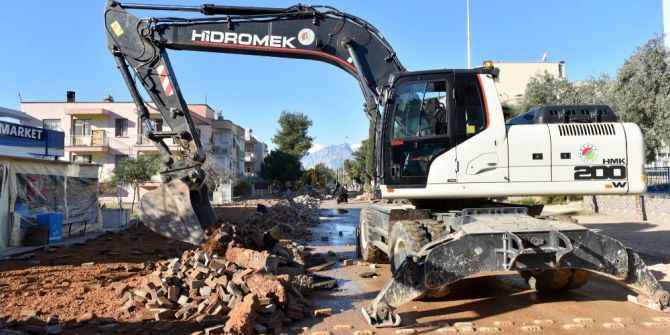 Fabrikalar Mahallesi’nde Asfalt Ve Kaldırım Çalışmaları Başladı