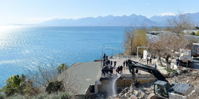 Bambus Plajı’ndaki Kaçak Yapılar Yıkıldı