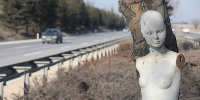 Eskişehir Çevreyolunda Esrarengiz Çıplak Kadın Mankeni