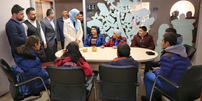 Milletvekili Taşkesenlioğlu, Yakutiye Gençlik Merkezi’nde Ki Çocukları Ziyaret Etti