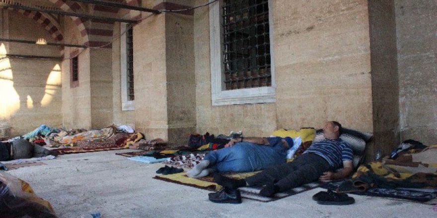 Kırkpınar Sevdalıları Geceyi Selimiye Camii Avlusunda Geçirdi