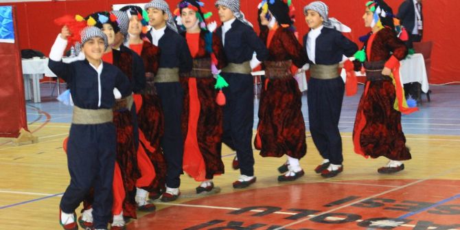 Hakkari’de Halk Oyunları Yarışması
