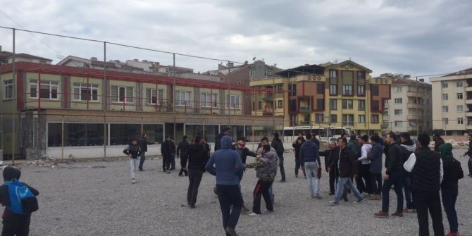 Taraftar Taşla Tesislere Saldırdı