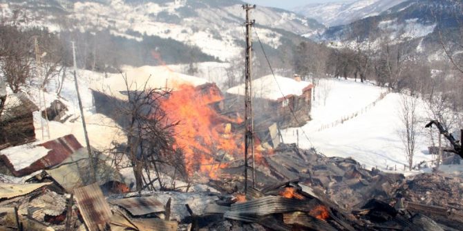 Kastamonu’da Çıkan Yangın 7 Evi Kül Etti