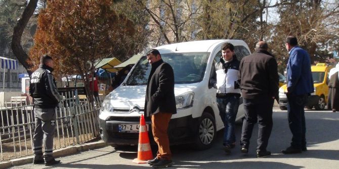 Ücretsiz İnternet İçin Girdiği Aracın İçerisinde Ölü Bulundu