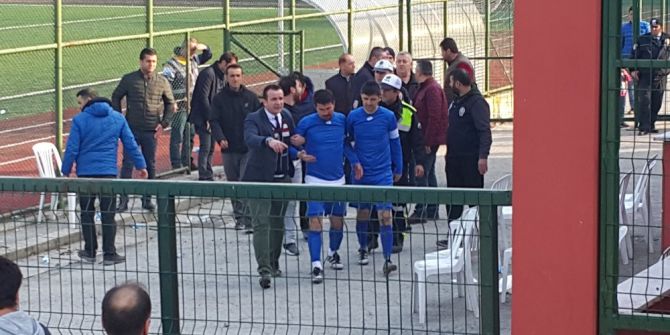 Taraftarın Attığı Taş Futbolcunun Burnunu Kırdı