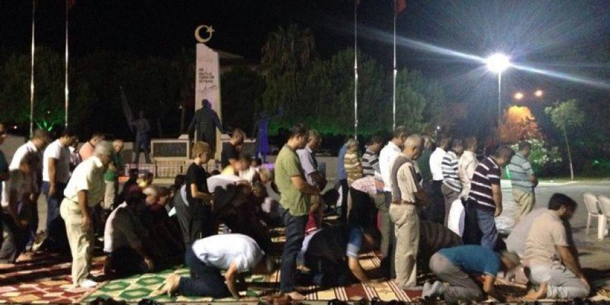 Anamur’da ’Demokrasi Nöbeti’ Devam Ediyor