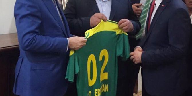 Cumhurbaşkanı Erdoğan’a Özel Forma Hediye Edildi