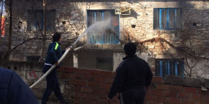 İnşaat İşçilerinin Kaldığı Ev Alev Alev Yandı