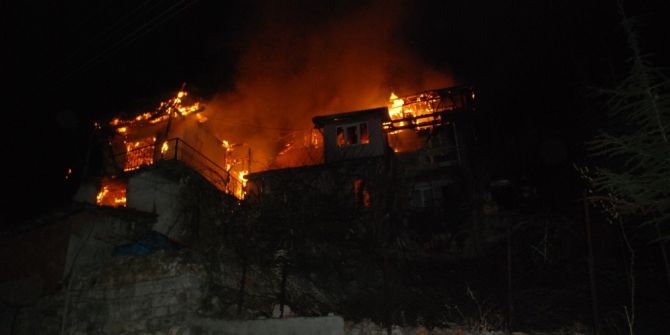 Tokat’ta 3 Ev Alevlere Teslim Oldu