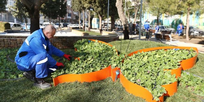 Konak’ta Parklar Renkleniyor