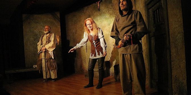 Mezitli Belediyesi Oda Tiyatrosu, ‘Jeanne D’arc’ın Öteki Ölümü’ İle Perdelerini Açtı