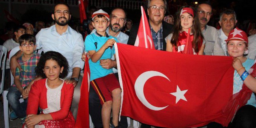 Minik Çocuklar Demokrasi Nöbeti Tutuyor