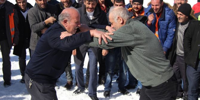 Kar Üstünde Güreş Tuttular