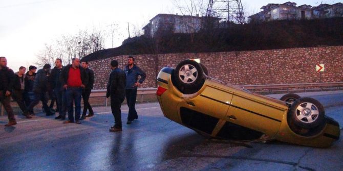 Sakarya’da Otomobil Takla Attı: 2 Yaralı