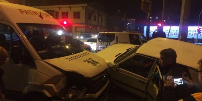 Minibüs İle Otomobil Çarpıştı: 2 Yaralı