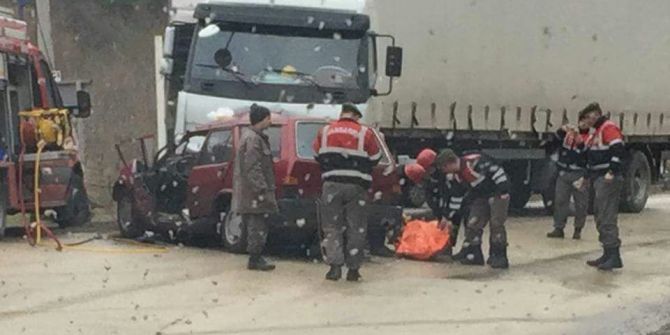 Bursa’da Yağmurda Kayan Otomobil Tır’ın Altına Girdi: 2 Kişi Öldü