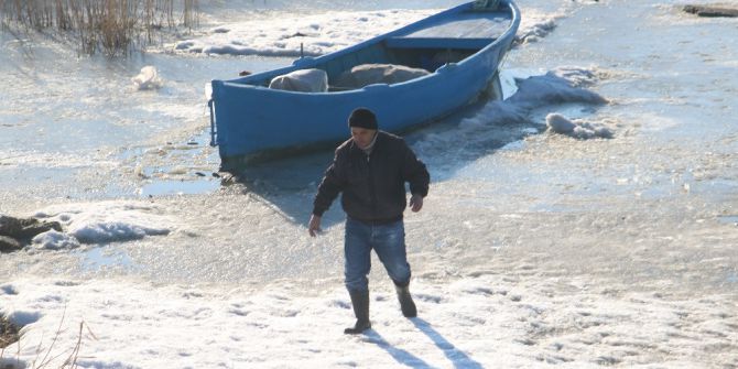 Beyşehirli Balıkçılar Donan Gölün Ava Açılmasını Bekliyor
