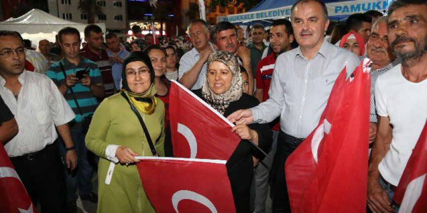 Pamukkale Belediyesi 10 Bin Türk Bayrağı Dağıttı